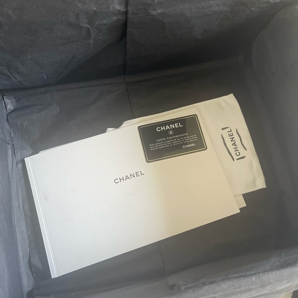 Host pick 🎉🎉 jumboChanel caviar gorgeous in new condition  🎉🎉 - Picture 9 of 16